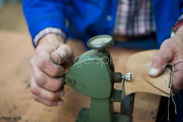 传统皮鞋生产中的鞋匠